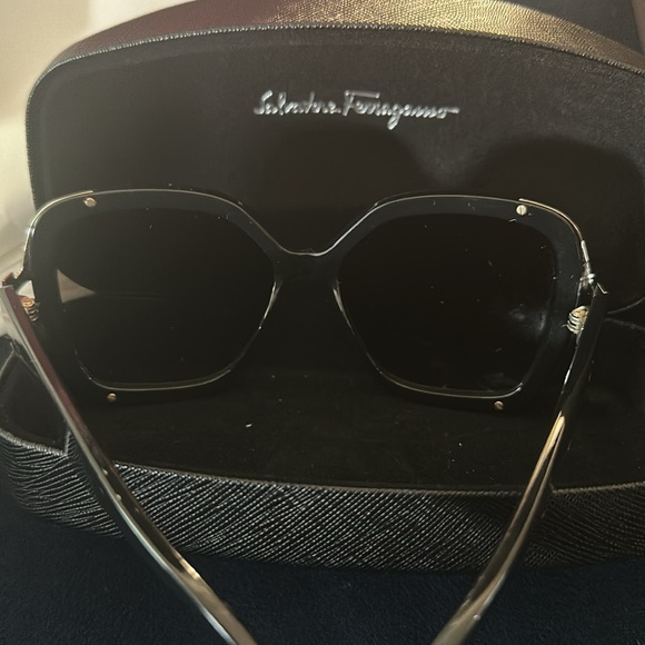 Salvatore Ferragamo Elegant Black Sunglasses - Picture 5 of 13